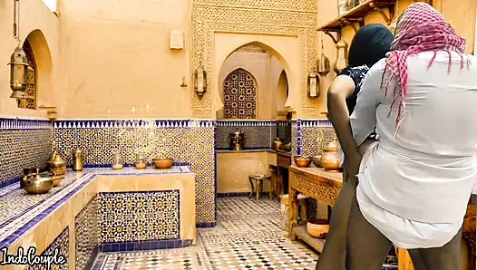 Suudi koca ve İranlı evli kadın mutfakta