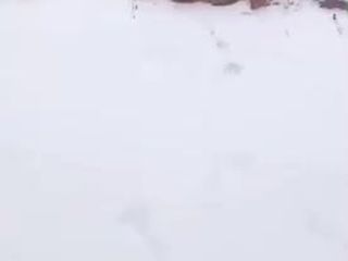 meando en la nieve
