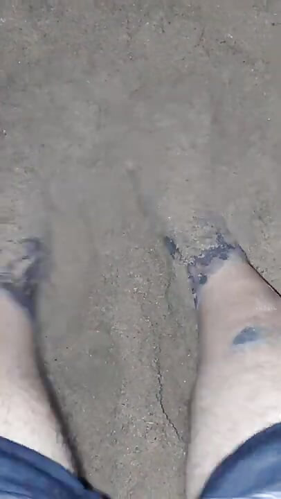 Bare føtter leker i sand