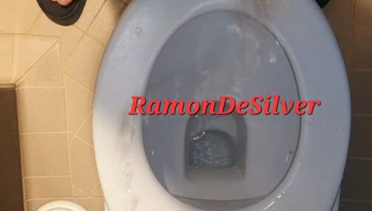Master Ramon pisst wieder gnadenlos in geiler enger Shorts die Toilette voll, arme Putzfrau