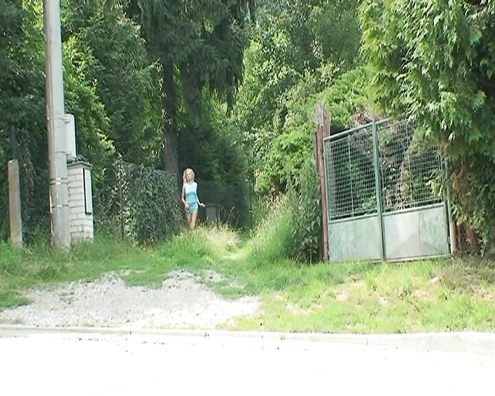 Seksi sarışın genç kız ninesiyle sikişiyor