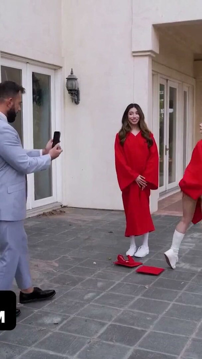 Üvey baba üvey kızı Camila ve en iyi arkadaşı Penelope'nin çıplak mezuniyet fotoğraflarını çekiyor | Klip 1