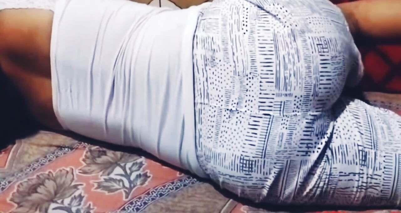 بهابي المثيرة في السرير مع بلوزة ضيقة وبنطلون بعد الغداء.