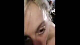 Горячая блондинка подруга делает минет с камшотом на лицо