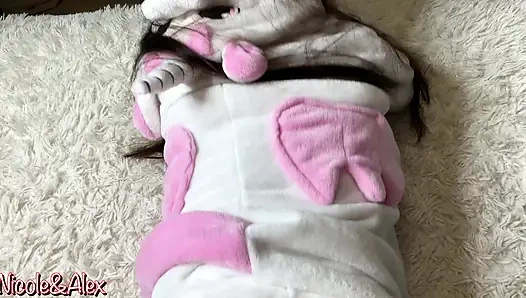 Kakak tiriku nggak bakal ngebiarkan aku main game console. Fucked Me