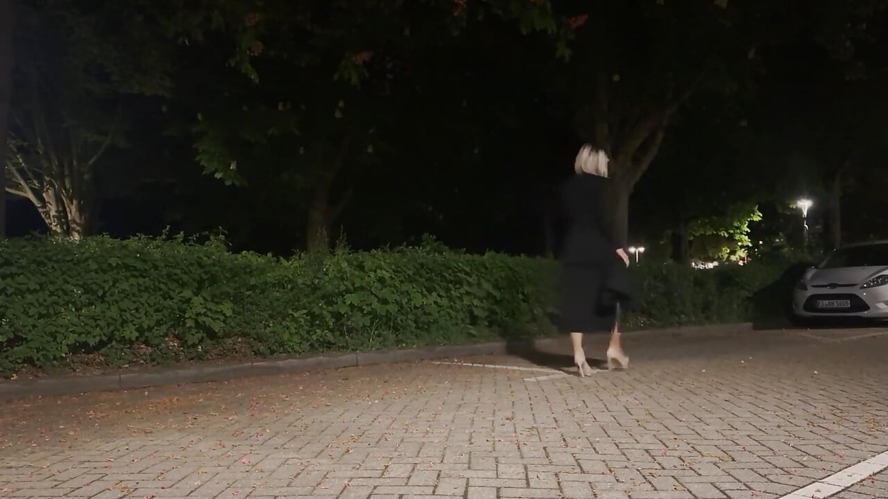 娘娘腔穿著性感服裝在戶外散步