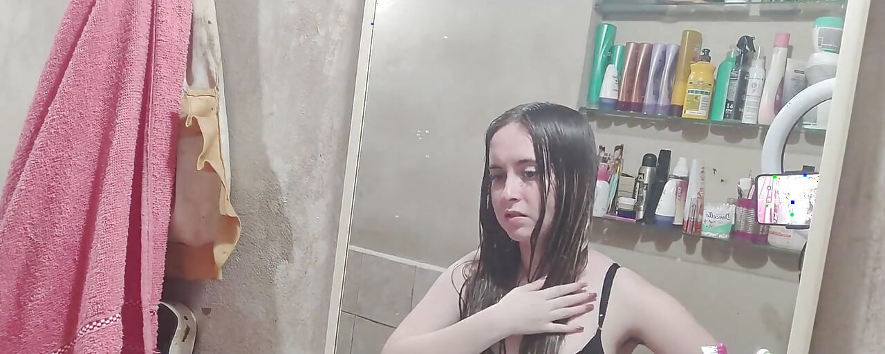 Cepillarse el cabello mojado