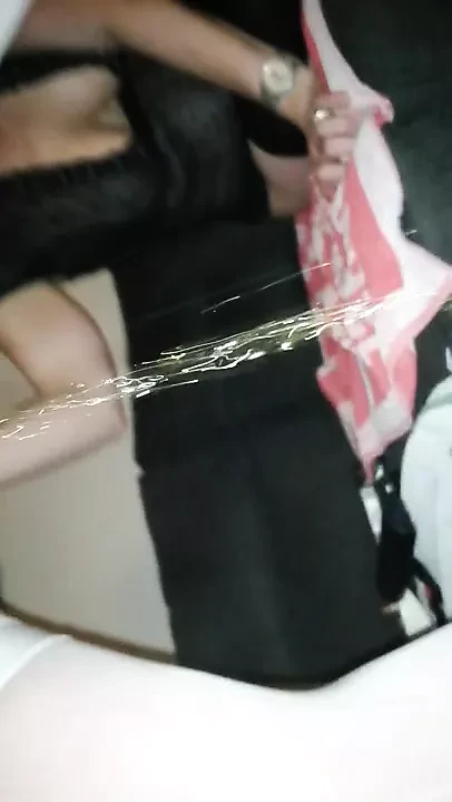 Hotwife dengan suaminya bercumbu