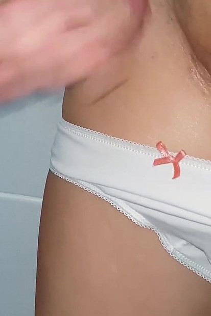 Svršavam u moje bele jeftine gaćice i podigni ih - Nicky Mist 4 K