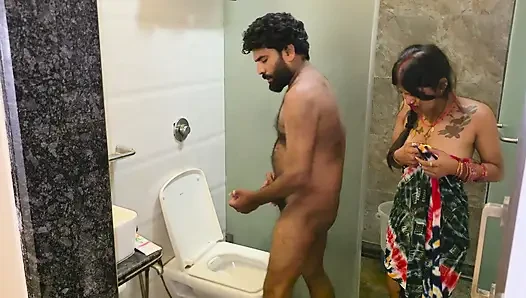 Desi Indian House wife ko husband ne baathroom main bahut pela