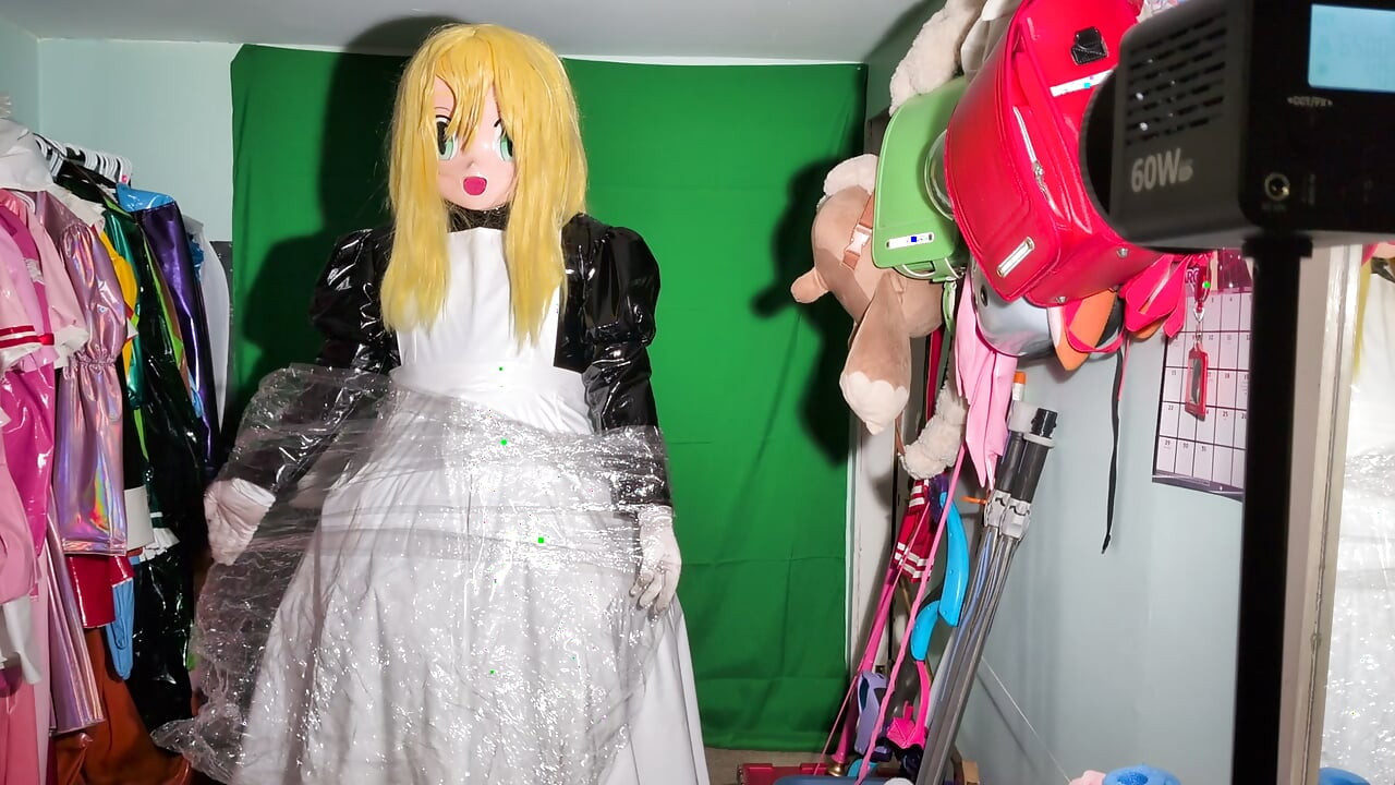 Người giúp việc Kigurumi chơi trò chơi thở với túi xách