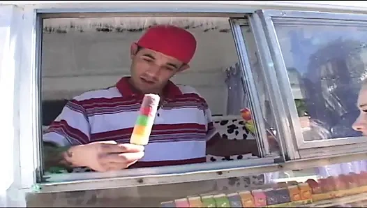 Ponpon kız güzel ıslak amcığı büyük penisle boşalmasını bekliyor