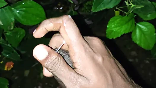 Senin için işiyor ve boşalıyor