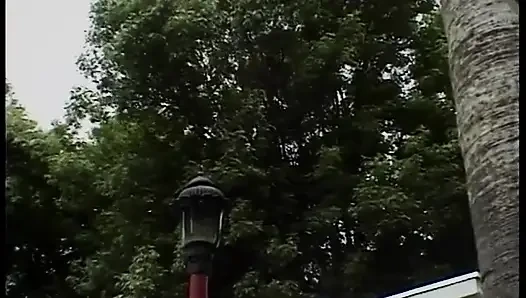 Büyük memeli sarışın dildoyla mastürbasyon yapıyor ve anal sikiliyor