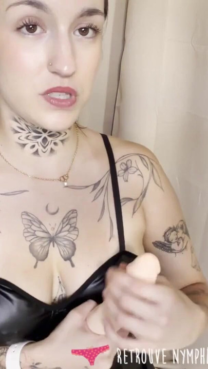 Vends-ta-culotte - Stunning young French dominatrix offers you a JOI for submissive loser with a small cock | Clip 2