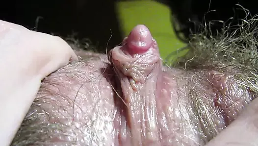 Оргазм огромного клитора с волосатой киской и маленькими сиськами в домашнем любительском видео