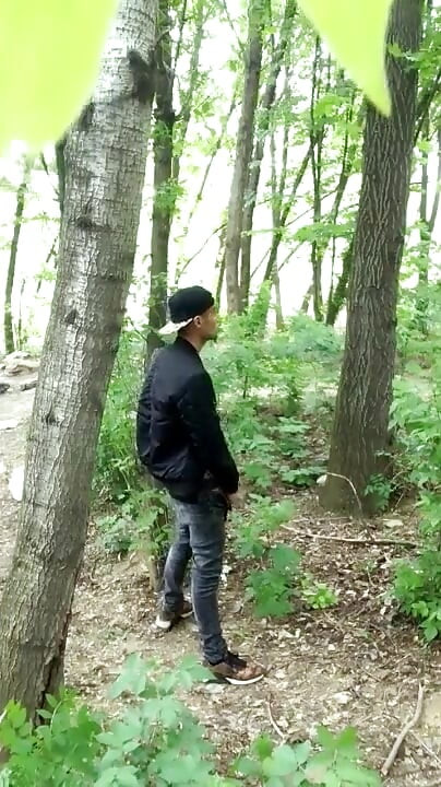 Böser junge wichst, während er zigarette in einem wald raucht - fast erwischt - damit seine eier voll bleiben