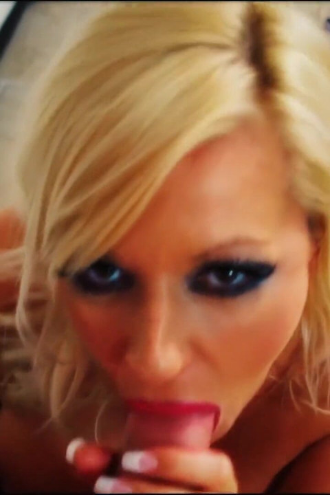 Michelle Thorne får puppene sine dekket av sæd