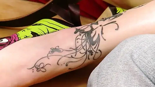 Büyük klitorisimi parmakla ve ıslak sürtük amcığımı sert sik... Ben senin kaltağınım!!