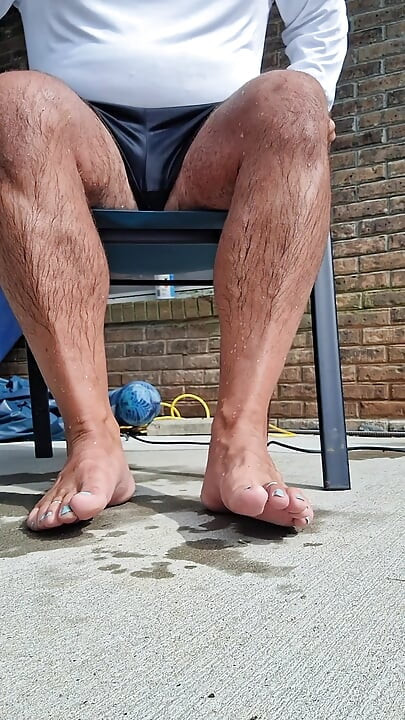 Îmi pun picioarele umede lângă piscină înainte să mă masturbez și să ejaculez