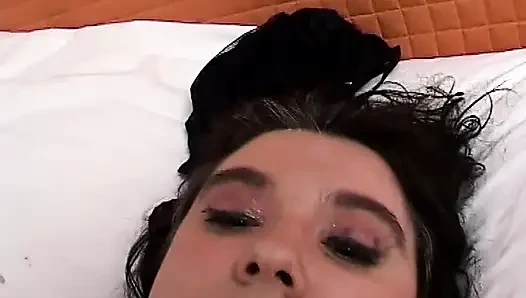 Tıknaz esmer tek başına seksin tadını çıkarıyor