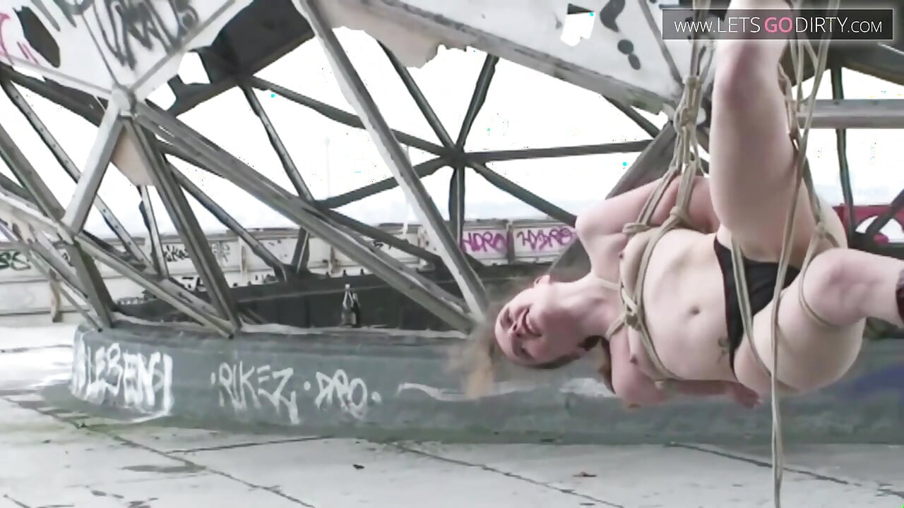 Blonde babe gets bonded and hanged with ropes