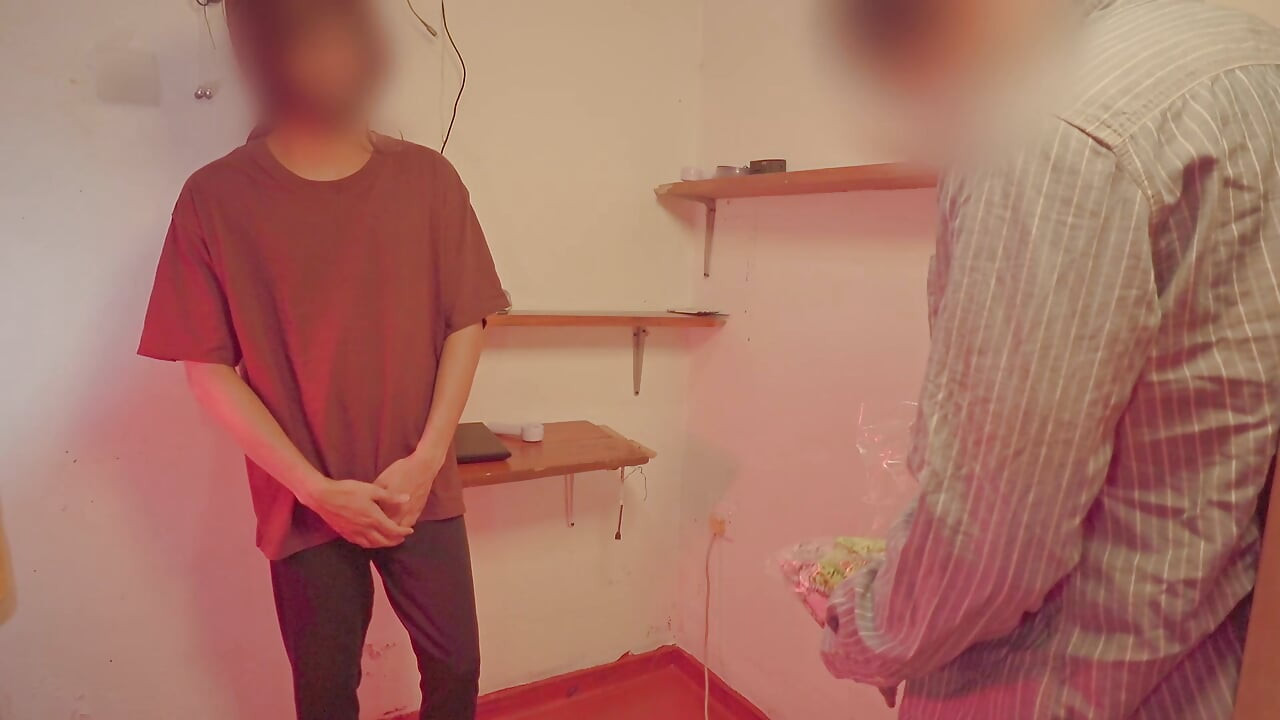 내 늙은 이웃은 나에게 뱀 브리프를 선물하고 그 앞에서 해달라고 부탁했다.
