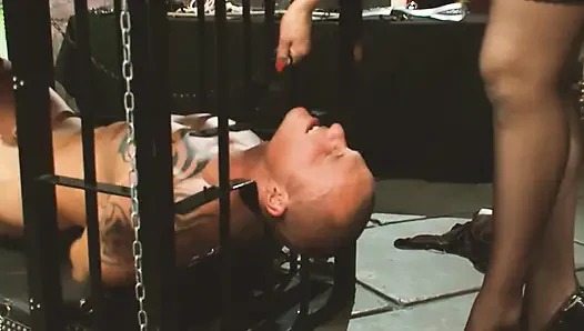 kontrolsüz fahişeler iç çamaşırlı 2_two esmerler büyük bir yarakla sert seks yapıyor, döl paylaşıyor