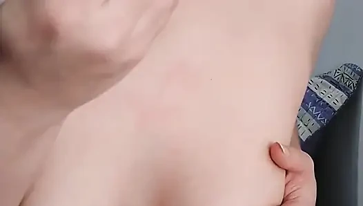 Разве это не удивительно, когда наблюдаю, как я трогаю себя?