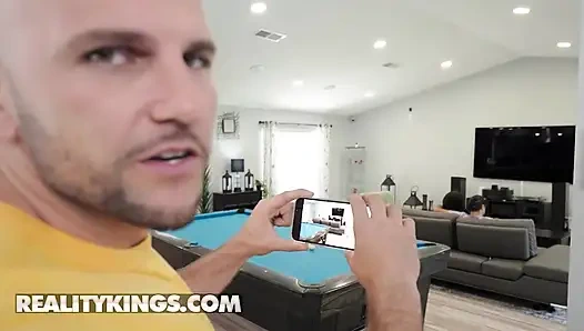 REALITY KINGS - sexy jordyn falls erwischt jmac beim wichsen und lädt ihn ein, ihre muschi vor der dusche hart zu hämmern