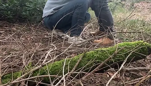 Asli istri seksi amatir di hutan.