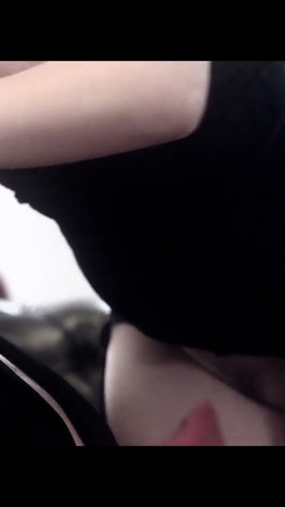 HEIßE MÄDCHEN BLASEN RIESENSCHWÄNZE UND WERDEN DANN GEFICKT BIS ZUM CUMSHOT | Clip 3