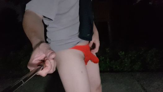 Masturbando ao ar livre usando uma tanga sexy