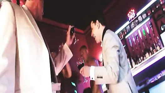 Adegan pesta seks bareng cewek-cewek cantik di pesta seks liar bareng-bareng