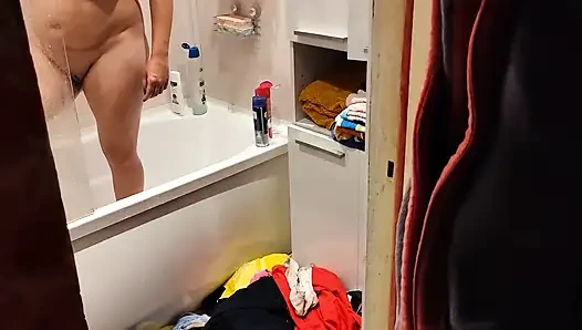 Meine stiefschwester im badezimmer erwischt