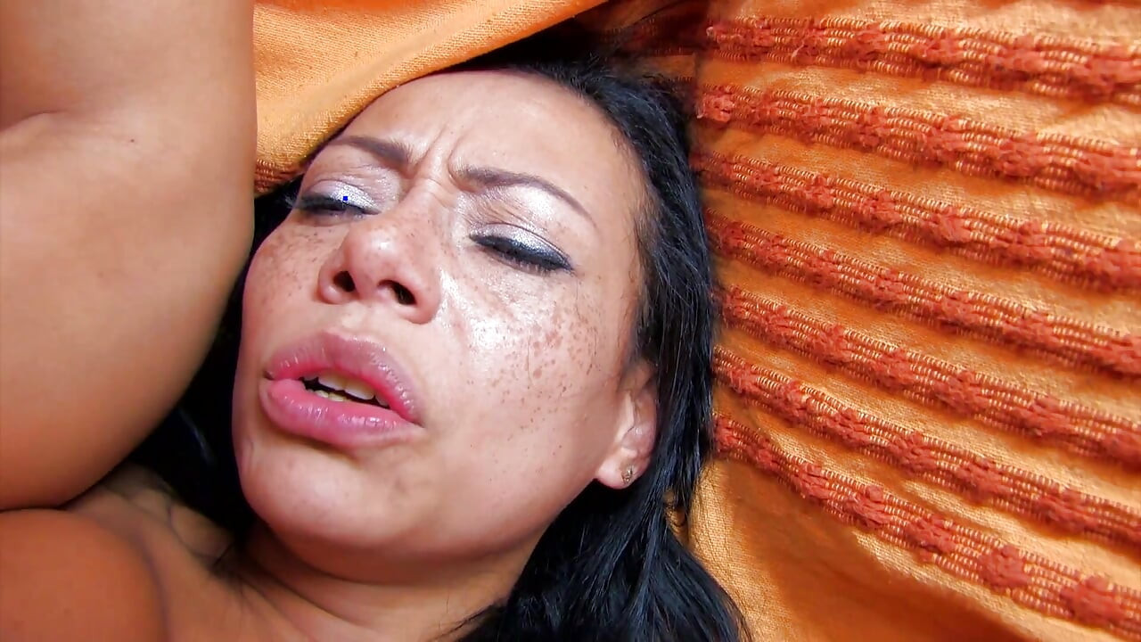 Brunetă latino sexy țipă de plăcere și pentru o pulă în cur