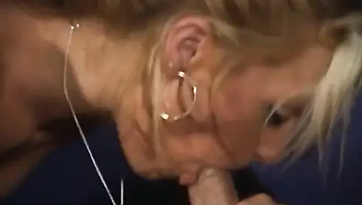 Geile blonde MILF wird gefingert und hart gefickt