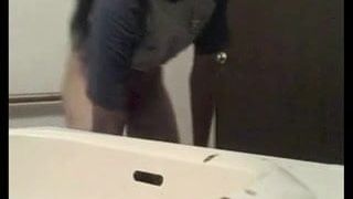 Prostituta atendendo cliente no banheiro