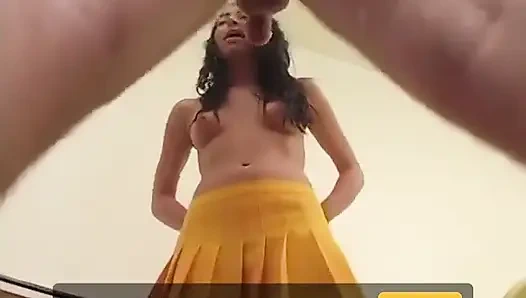 Красивая чирлидерша-брюнетка обожает сосать большую порцию спермы на ее колени