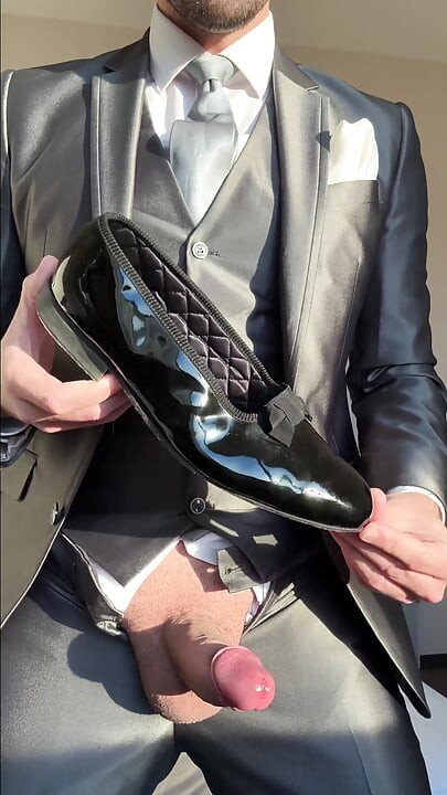 Mladoženja u odijelu u hotelskoj sobi