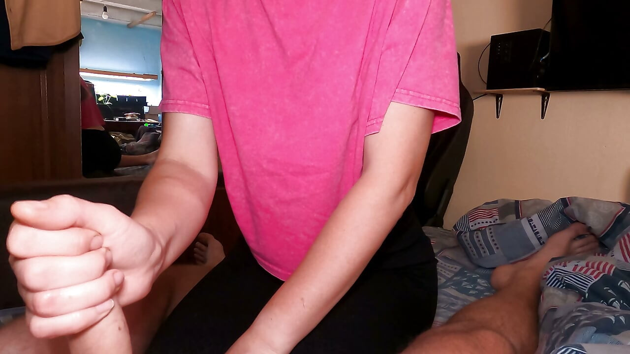 ลูกพี่ลูกน้องสาวของกูชักว่าวควยกูอย่างรวดเร็ว!