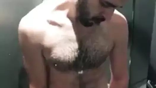 Masturbando ao lado do chuveiro público