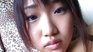 Geile Japanse tiener helpt je met masturberen