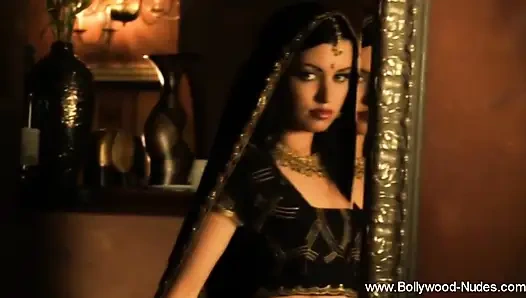 Deva Dassi показывает свой сексуальный живот