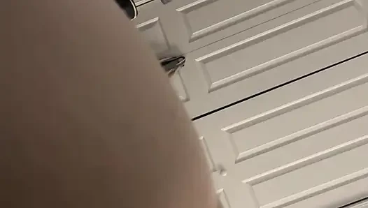 Sıkı götünü parmaklıyor