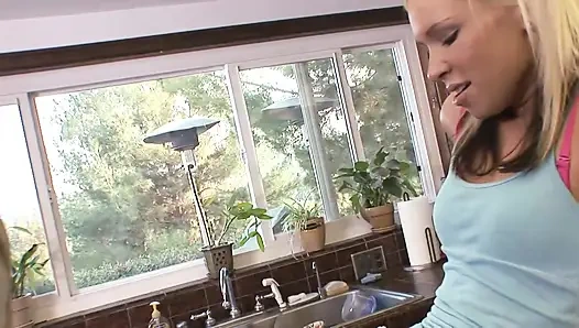 Beni sert sik ve sonra döllerini içmeme izin ver