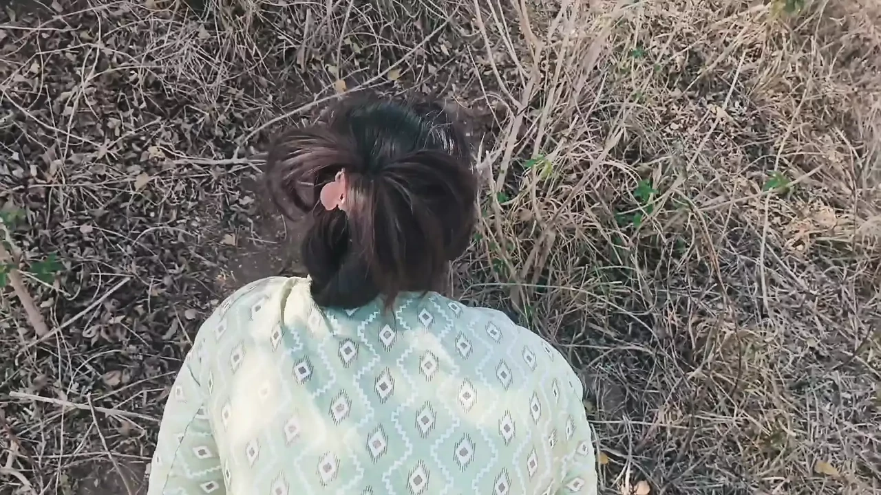Desi Hot Village Girl Jungle me lakdi lene gai and then Fucked her tight pussy (Hindi Audio) outdoor jungle sex