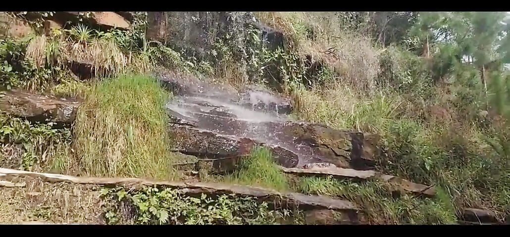 Sendero, cascada y mucho sexo en público!