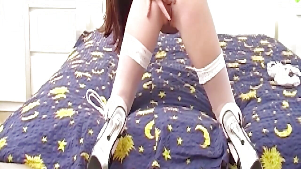 Brunetka Loszka bawi swoją mokrą cipkę do orgazmu Ahegao