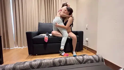 Lesbischer Sex von zwei Frauen auf dem Sofa!!